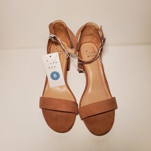 NWT A New Day size 6 taupe block heeled sandals
